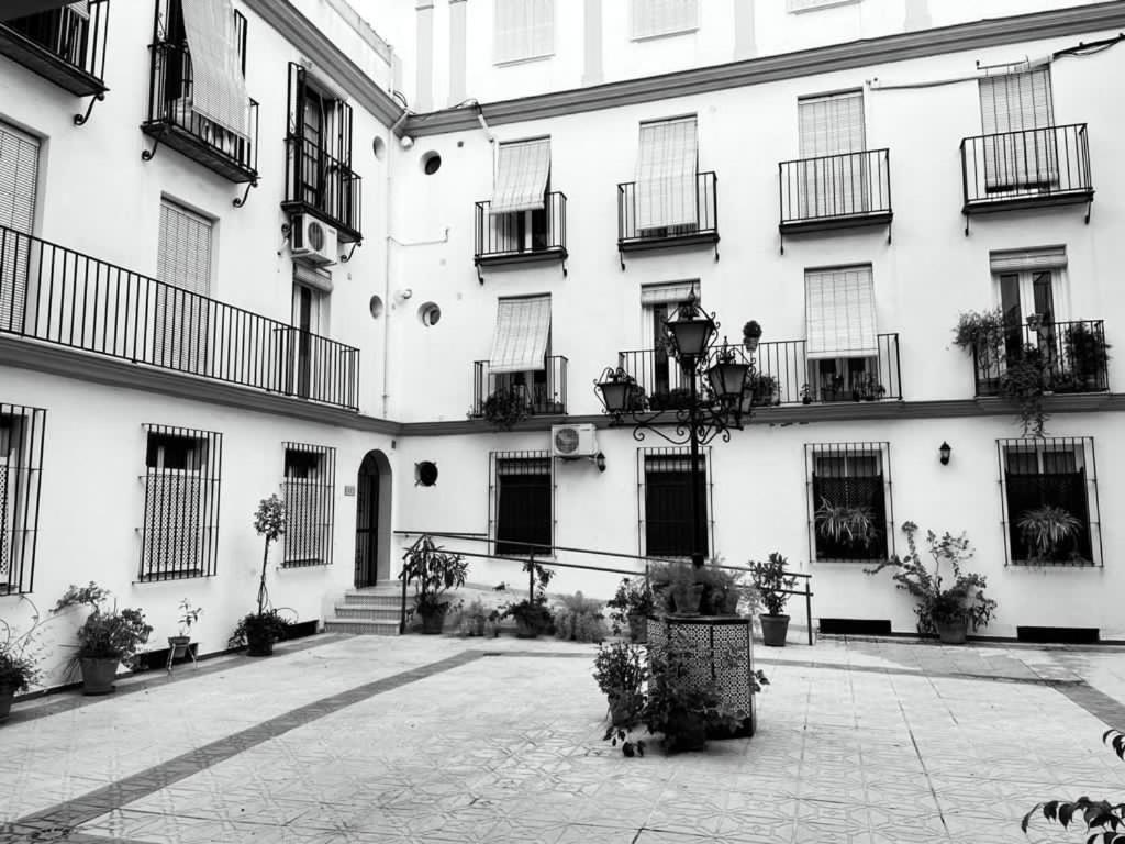 Budget And Cute Rooms With Balcony Sevilla Center Exterior foto