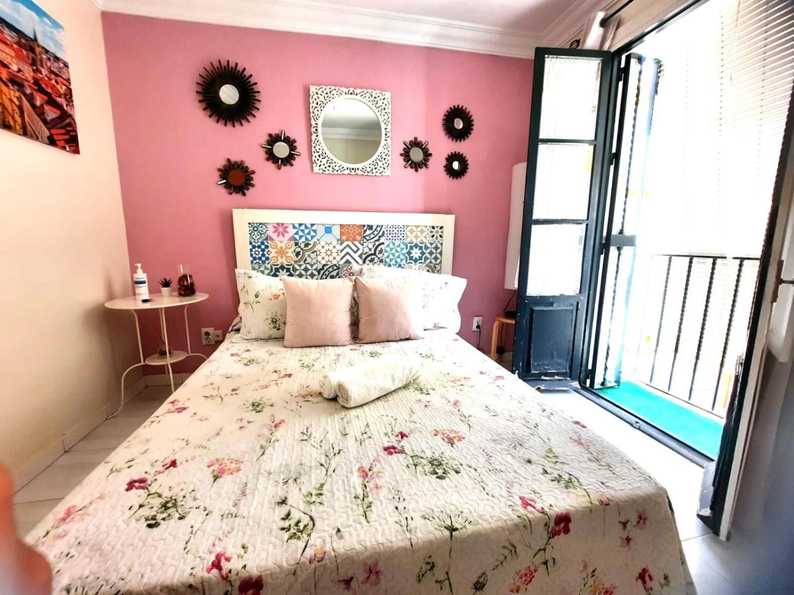 Budget And Cute Rooms With Balcony Sevilla Center Exterior foto