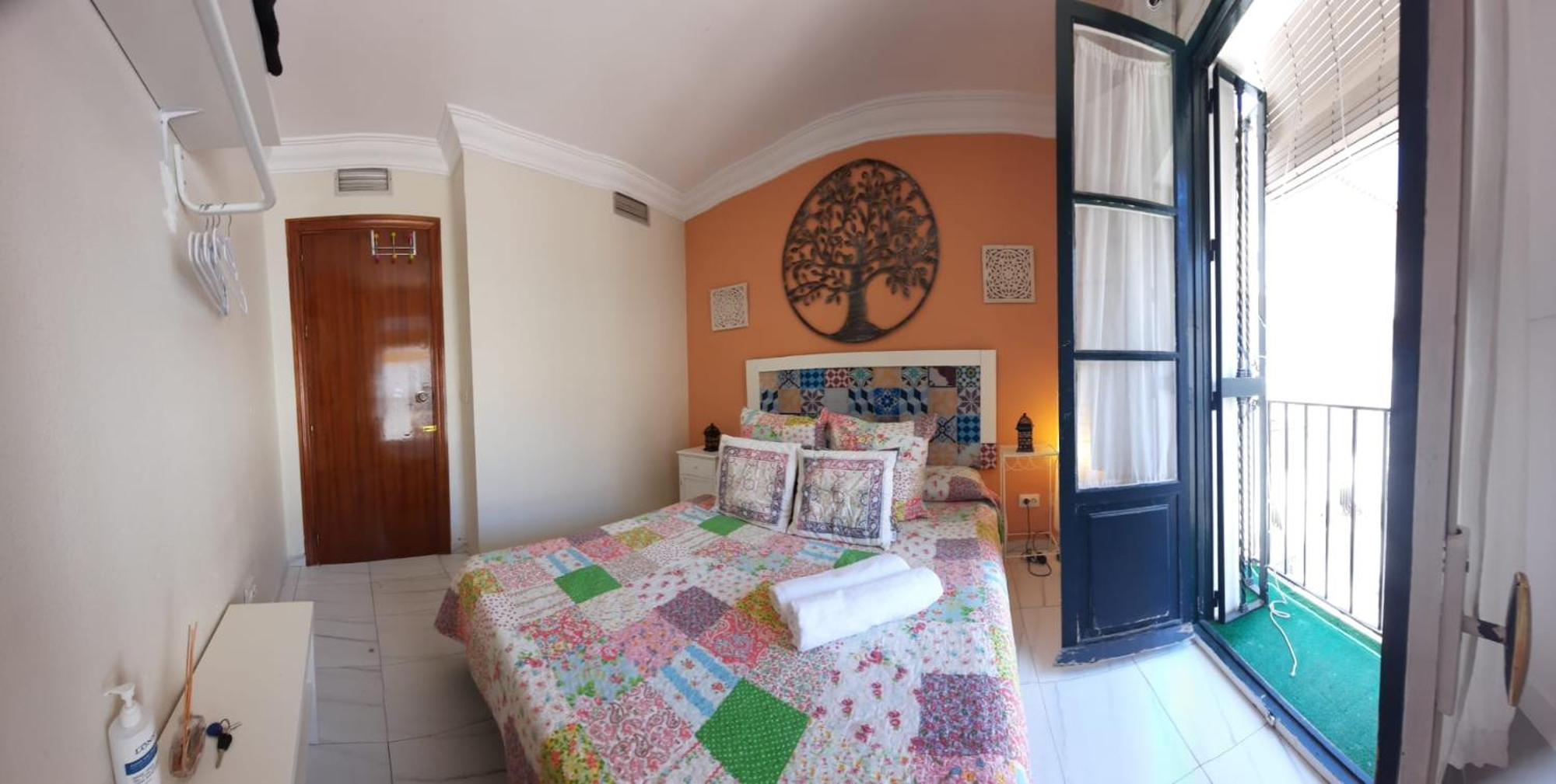 Budget And Cute Rooms With Balcony Sevilla Center Exterior foto