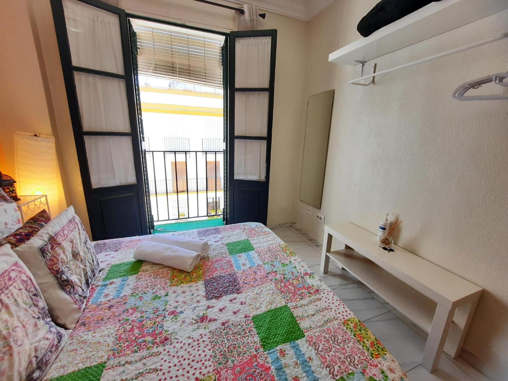 Budget And Cute Rooms With Balcony Sevilla Center Exterior foto