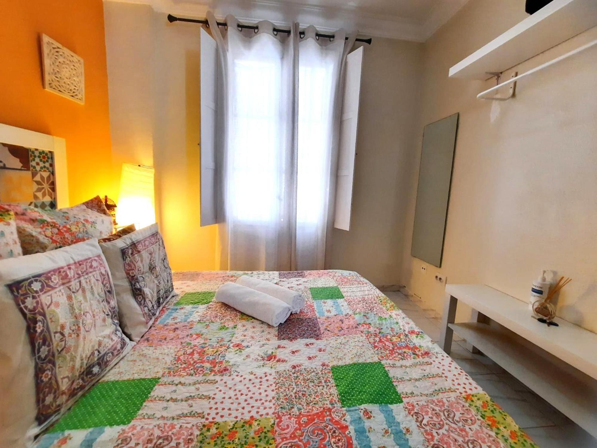 Budget And Cute Rooms With Balcony Sevilla Center Exterior foto